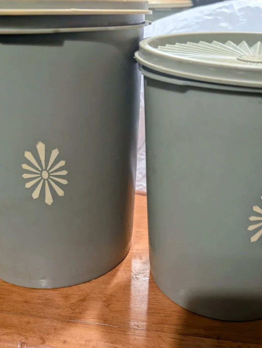 Vintage Olive Green With Starburst Design Tupperware Plastic Canistet Set Of 4.